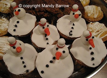 image: snowmen cupcakes
